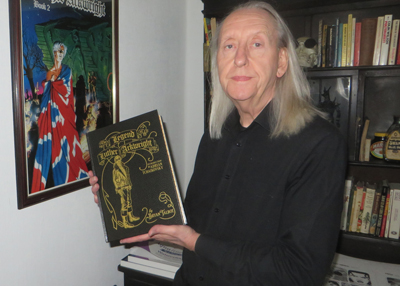 Le nouvel Arkwright est arrivé! - Bryan holds an advance copy of the Legend of Luther Arkwright